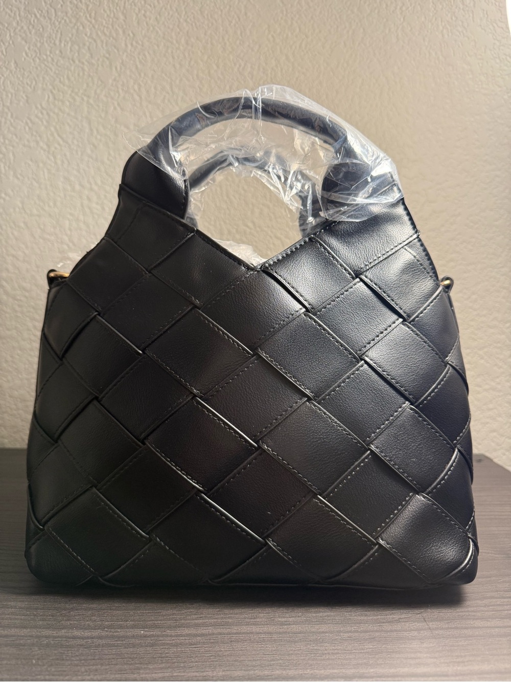 NWOT BLACK DIAMOND WOVEN SHOULDER BAG